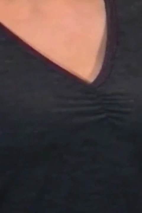 Olgun orta yaşlı seksi kadın tıbbi muayene için geniş açıyor