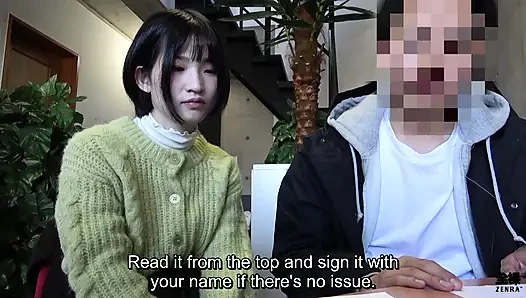 Solgun ve kıllı Japon kız arkadaş erkek arkadaşının önünde seks yapıyor
