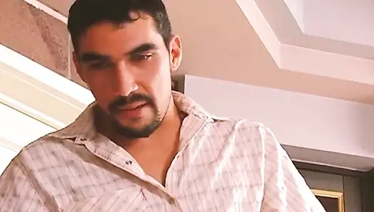 Delik sahnemi sik- 2_a kaslı latin adam arkadaşını götten sikiyor