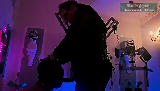 Monika Smith sakso eğitimi takma yaraklı kaltak sözlü aşağılama tükürüyor