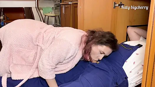 Lavabomu tamir etmesi için tesisatçıyı aradı, onun yerine götümü sikti