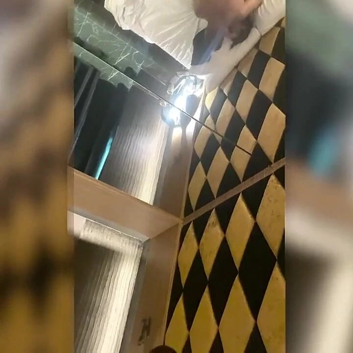 Kız arkadaşım kocasına nasıl iyi seks yapmasını göstermemi istedi ve filme aldı