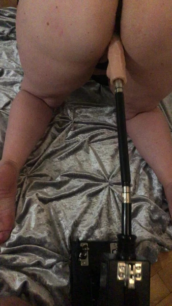 Пухлую толстушку трахает машина для траха сзади