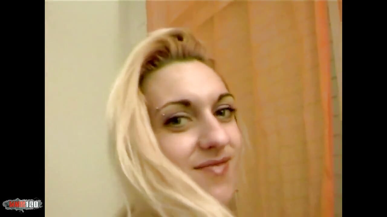 Jessica: güzel genç sarışın Jessica ateşli bir striptiz yapıyor