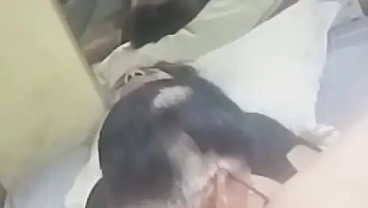 En azgın evli kadın ve kocası.harika sikiş