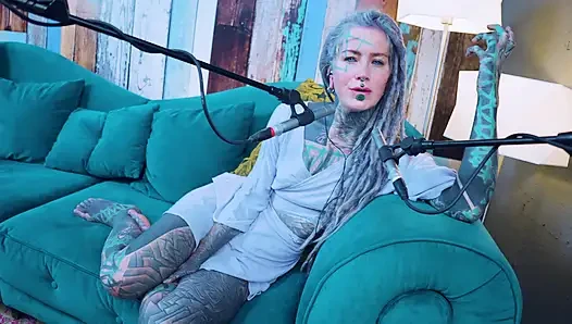 J - Jelousy hakkında konuşuyorum - asmr podcast sfw konuşuyor gotik sıska kız dreadlocks dövmeli model dövmeli kız