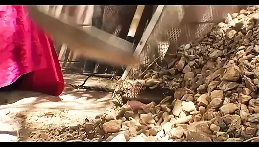 Audrey büyük bir dildo emerken götten sikiliyor ve sonra dölleniyor