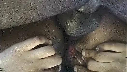 Lateks orta yaşlı seksi kadın zincir tasmalı ve damlayan oral seks yapıyor