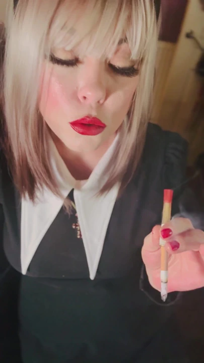 Sevimli Katolik kız Tina Snua mantar sigarası içiyor - bir sürü sallama ve snap inhales | Klip 1