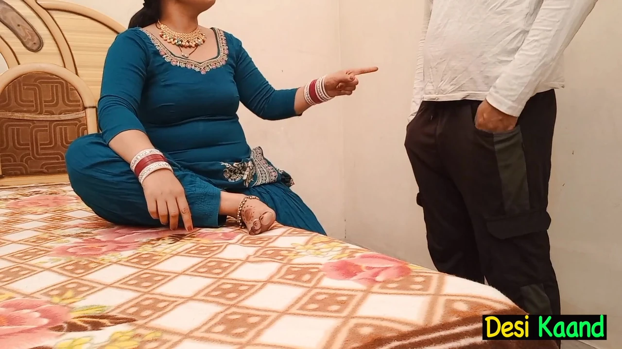 सौतेली मम्मी अपने सौतेले बेटे को रोकती है और उसे अपनी चूत प्रदान करती है