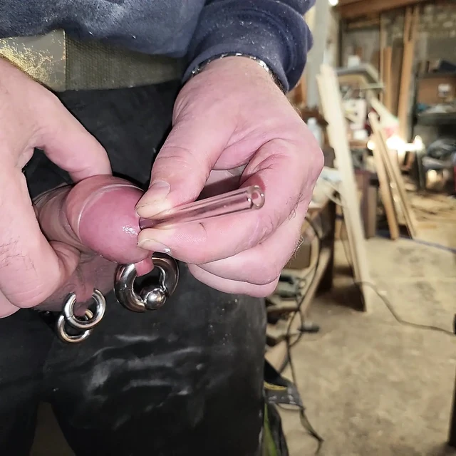 Cam tüpten sperm fışkırtıyor