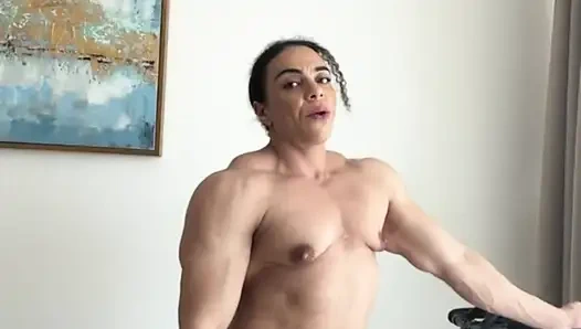 Siyah orta yaşlı seksi kadın ham kadın gücüyle sınırları yıkıyor