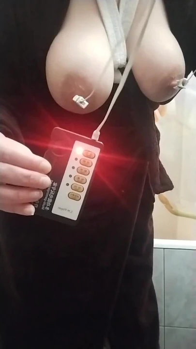 Сногсшибательный момент от "Толстая сука ласкает соски ударами тока."