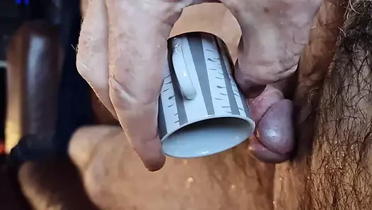 Sözlü kıllı ayı yağlı sidik 31 çekiyor ve orgazm oluyor