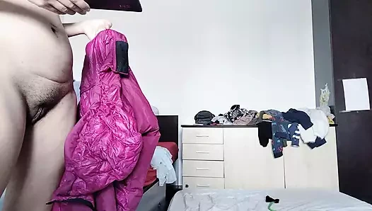 Sexy mom dances naked in the house. Latina pussy hair, big ass.