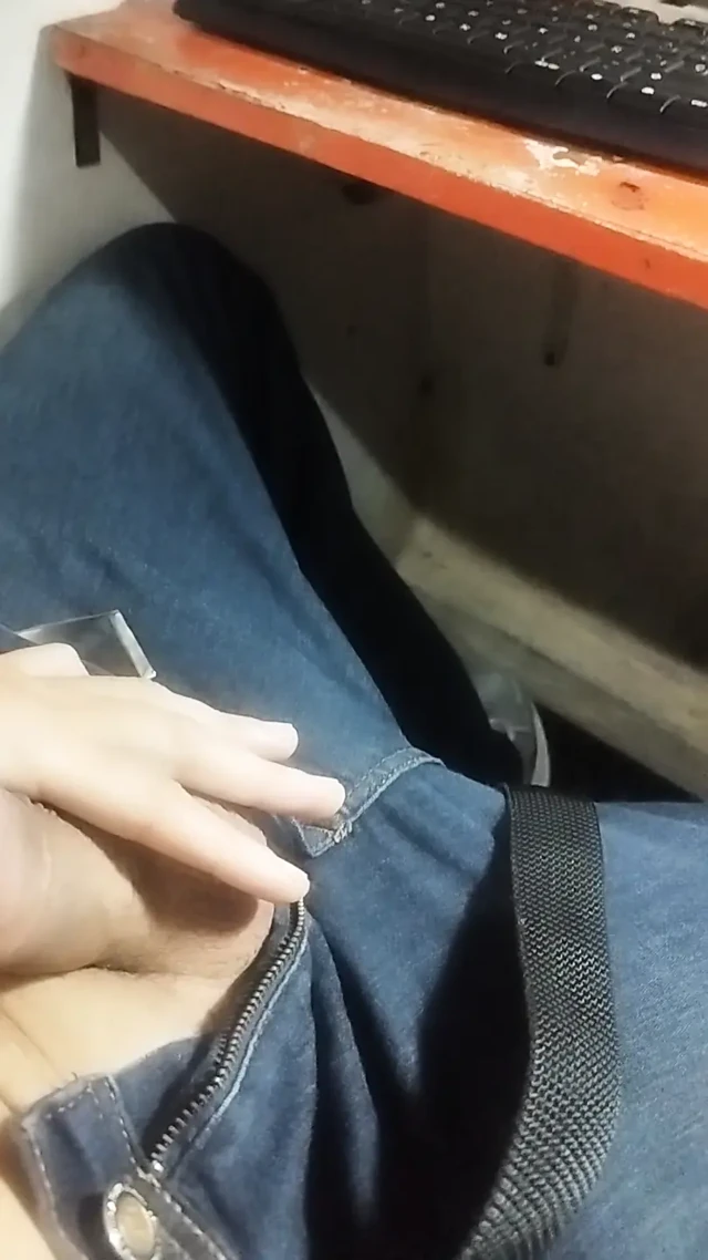 Penisimi okşuyor