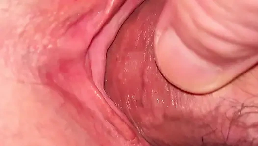 Orta yaşlı seksi kadın büyük bir yarak için amını açıyor ve pembe içlerini sikiyor