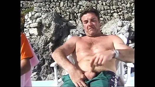 Esmer azgın sürtük üçlü seks yapmaya tatmin oldu