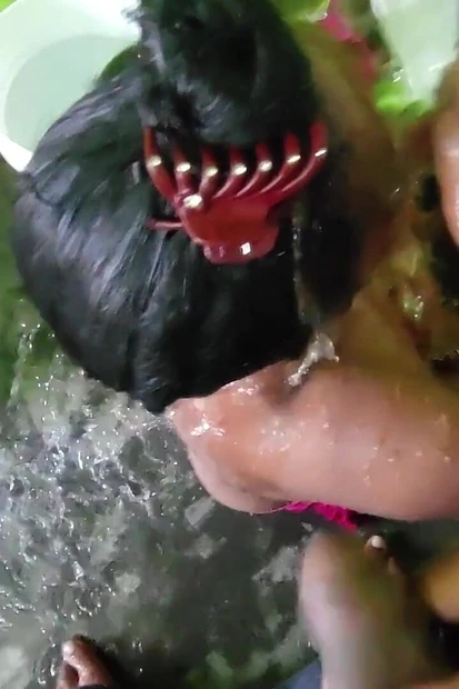 Заставил дези бхабхи пососать мой хуй во время принятия ванн