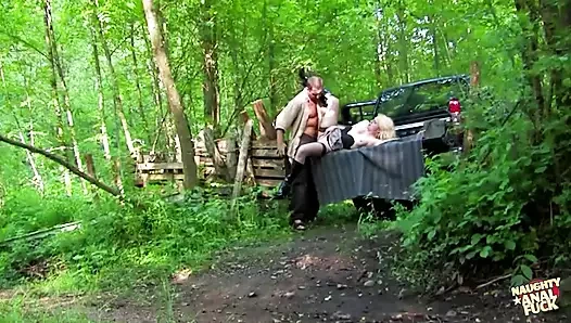 Tombul sarışın azdıktan sonra sapık arabada seks yoğun açık havada anal sikişe dönüşüyor