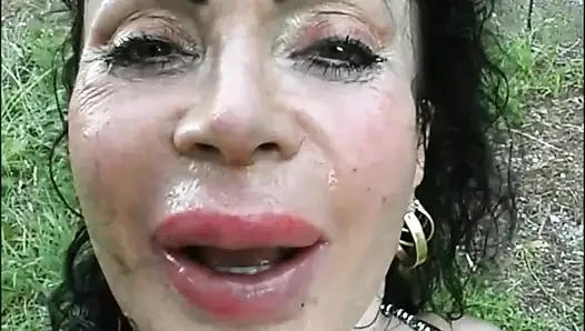 Parkta edepsiz orta yaşlı seksi kadın genç arkadaşları tarafından sikiliyor ve götten sikiliyor
