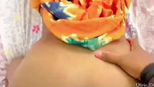 Hintli ateşli kız erkek arkadaşının büyük kahverengi yarağına biniyor