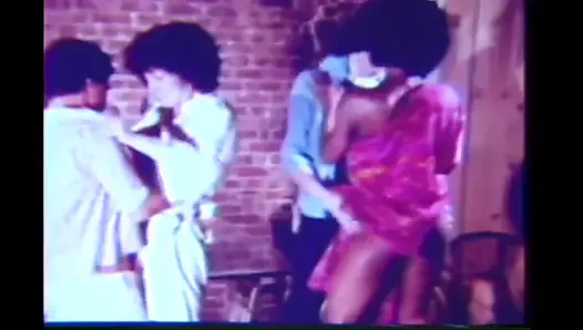 Canavar siyah yaraklar ve kıllı amcıklar ile klasik ırklararası grup seks partisi (tam film)