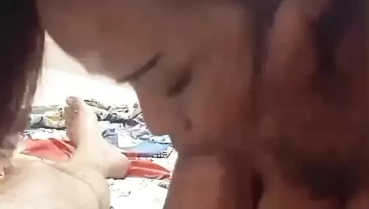 Minyon Asyalı esmer amatör sakso çekiyor