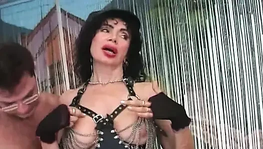 Deri koşumlu azgın orta yaşlı seksi kadın zonklayan yarakları yutuyor
