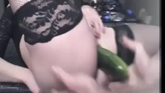 Olgun orta yaşlı seksi kadın büyük salatalıkyı deliklerine sokuyor
