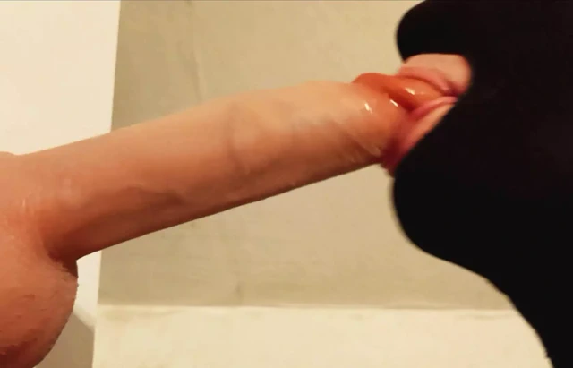 Kadın kılıklı iki dildo emiyor