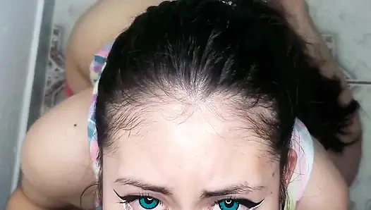 Güzel arkadaşım kız arkadaşım evde yokken yarağımı emmeyi seviyor