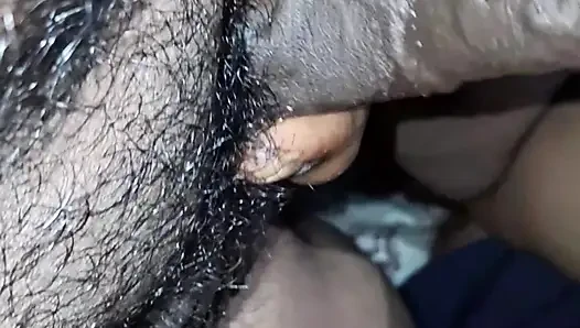 Hintli evli kadın kocasının yarağını emiyor ve ağzına boşalıyor