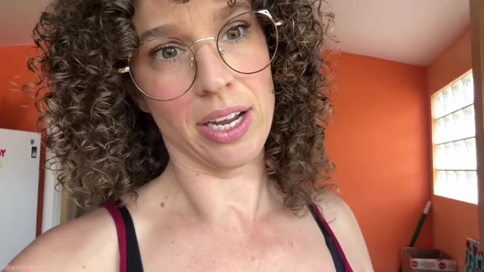 Üvey anne okula geri dönüyor ve yakalanıyor