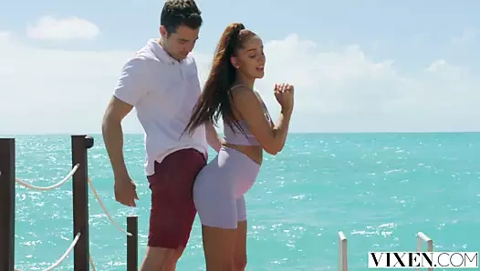 Cadaloz uygun bebek vanna verir yabancı bir yaramaz egzersiz