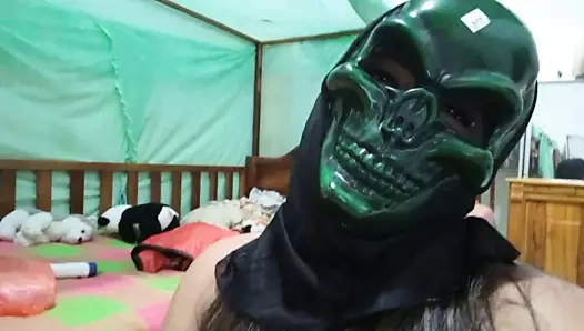 Güzel genç büyük karanlık yapay penis ile sikmeye hazır