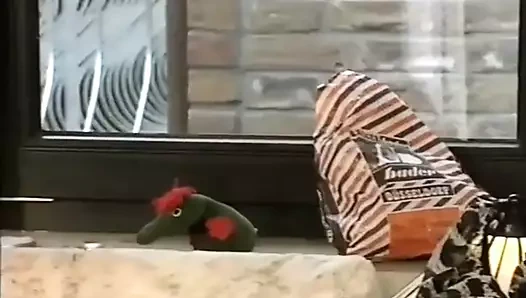 Frau poppins yardım etmek için acele ediyor