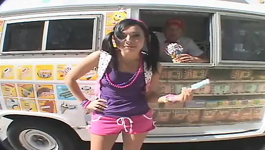 Genç kız tavlanıyor ve sikişiyor