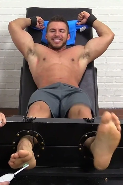 Michael Fitt gıdıklanmış çıplak