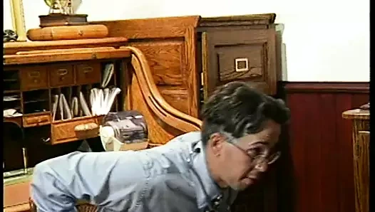 Esmer kadın büyük dildoyla sikişmeden önce amını lezbiyen kız arkadaşına yediriyor