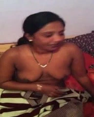 Utangaç Hint yenge ile komşu gösterme göğüsler