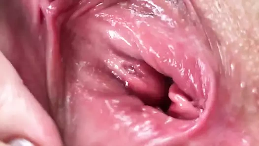 Geniş açık amcığın ıslak sesleri. Klitoris titreyen orgazm