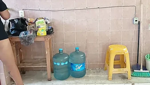 Tombul üvey anne mutfağı yıkıyor ve temiziyor