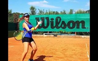 Natalie Barbir, öğrencisine sadece tenis öğretmiyor