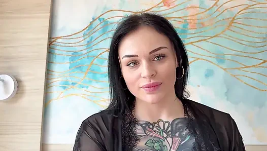 Dövmeli hatun mastürbasyon yaparken azdırıyor - sonra sıkı götünü sert siktiriyor