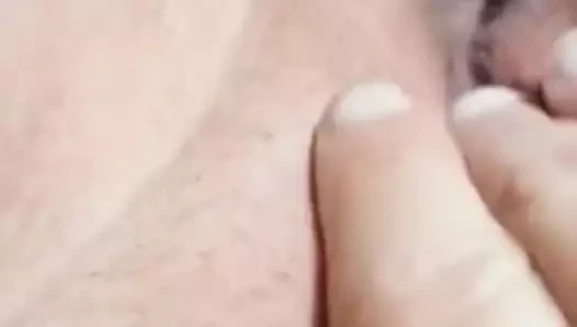 Femme au foyer doigte sa chatte mom milf cougar mouiller wet