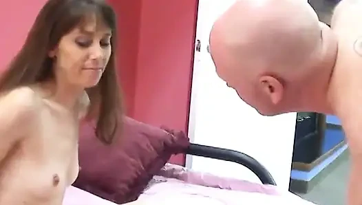 Yarak seven esmer fahişe sikilmeden önce ağzına sert bir yarak alıyor