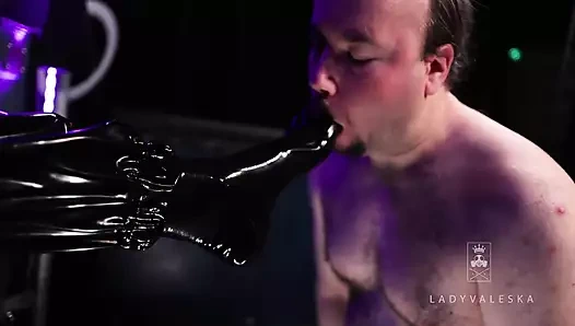 Lateks toe çoraplarına tapıyor - ve terli ayaklar