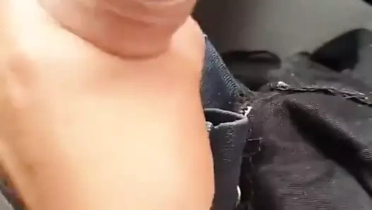 Petite branlette dans la voiture