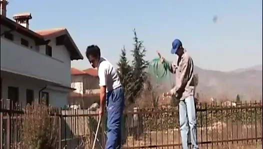 İki genç işçi büyükanneyi becerdi!